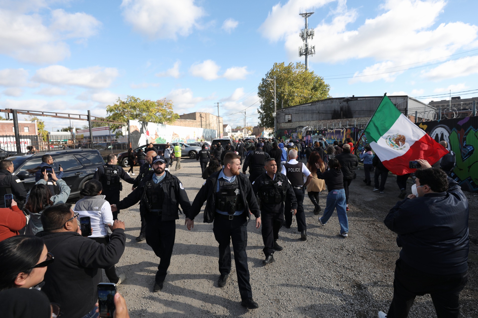 Immigration Agents, Protesters Clash In Little Village For 2nd Day In A Row