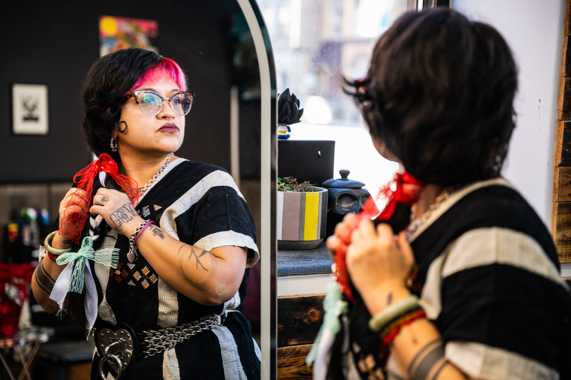 At Pilsen Barber Shop’s Ponte Tus Moños Event, Elaborate Braids Are A Symbol Of Resistance