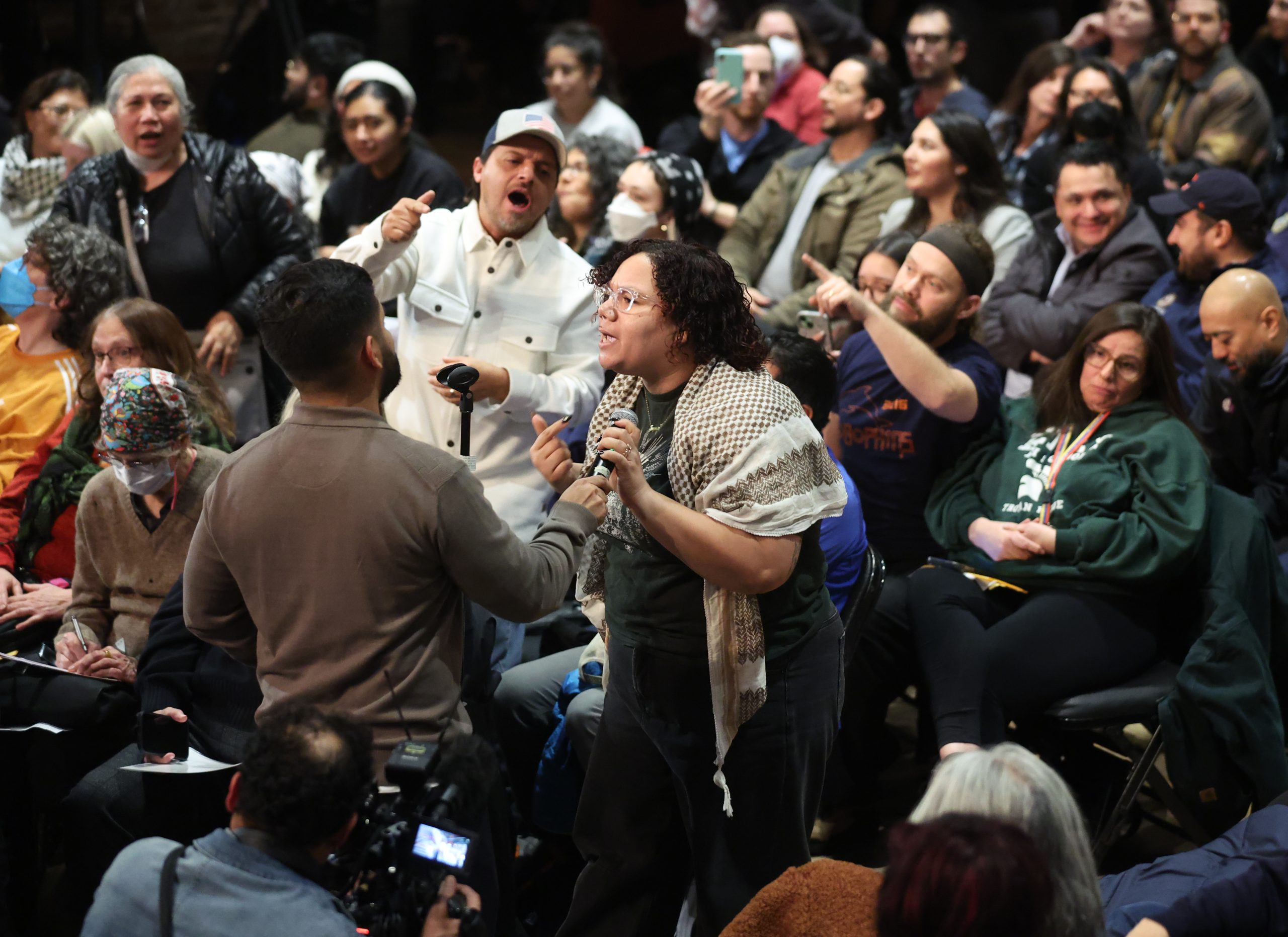 Chicagoans Pack Meeting Calling For Probe Into Whether Chicago Cops Helped ICE