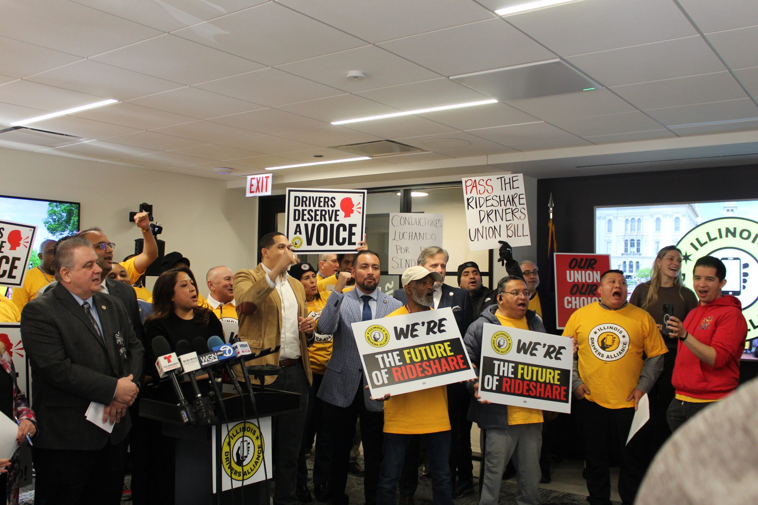 Chicago Uber, Lyft Drivers Push For State Bill Allowing Unionization, Citing Lost Pay, Safety Risks