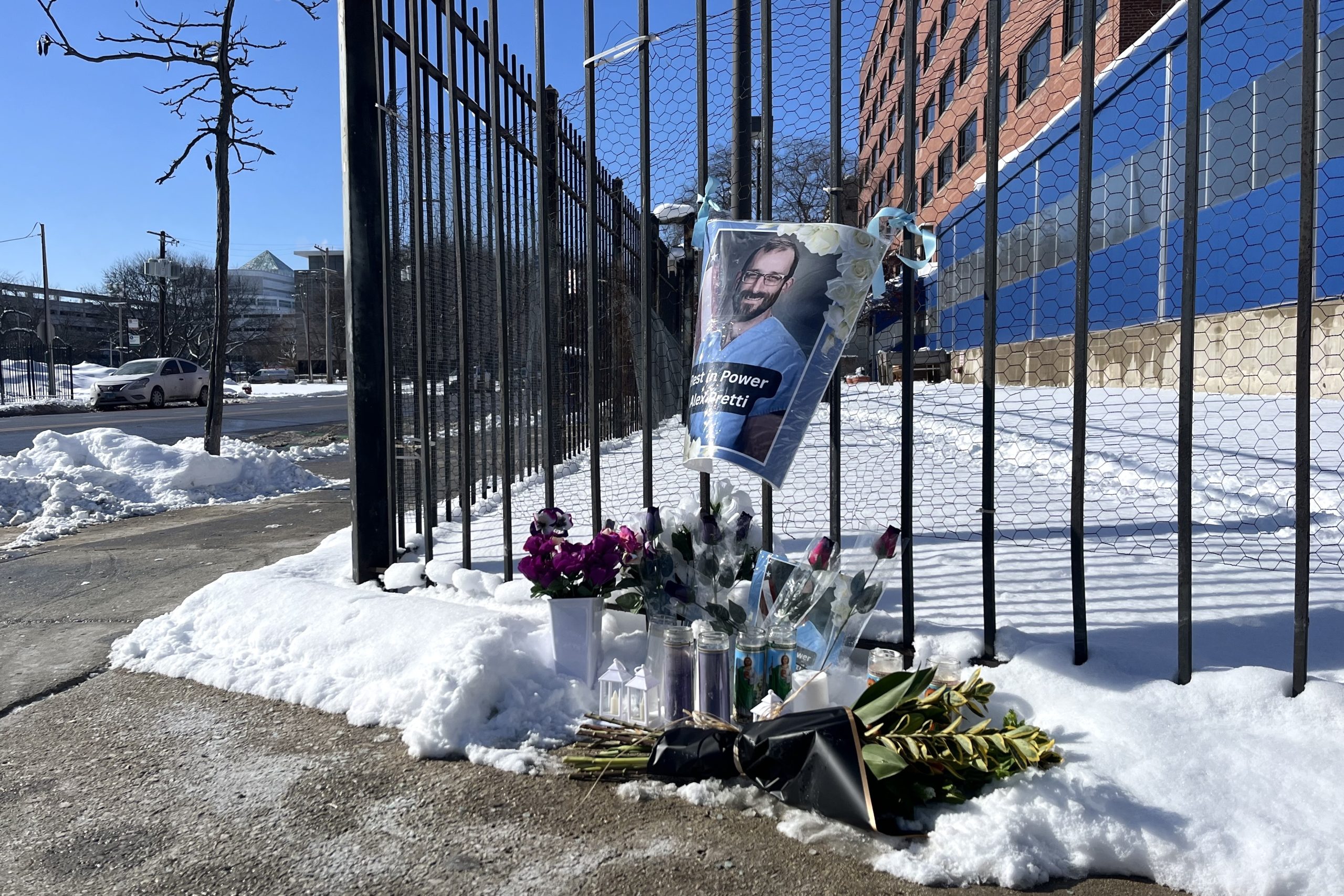 Chicagoans Pay Tribute To Minneapolis Nurse Alex Pretti