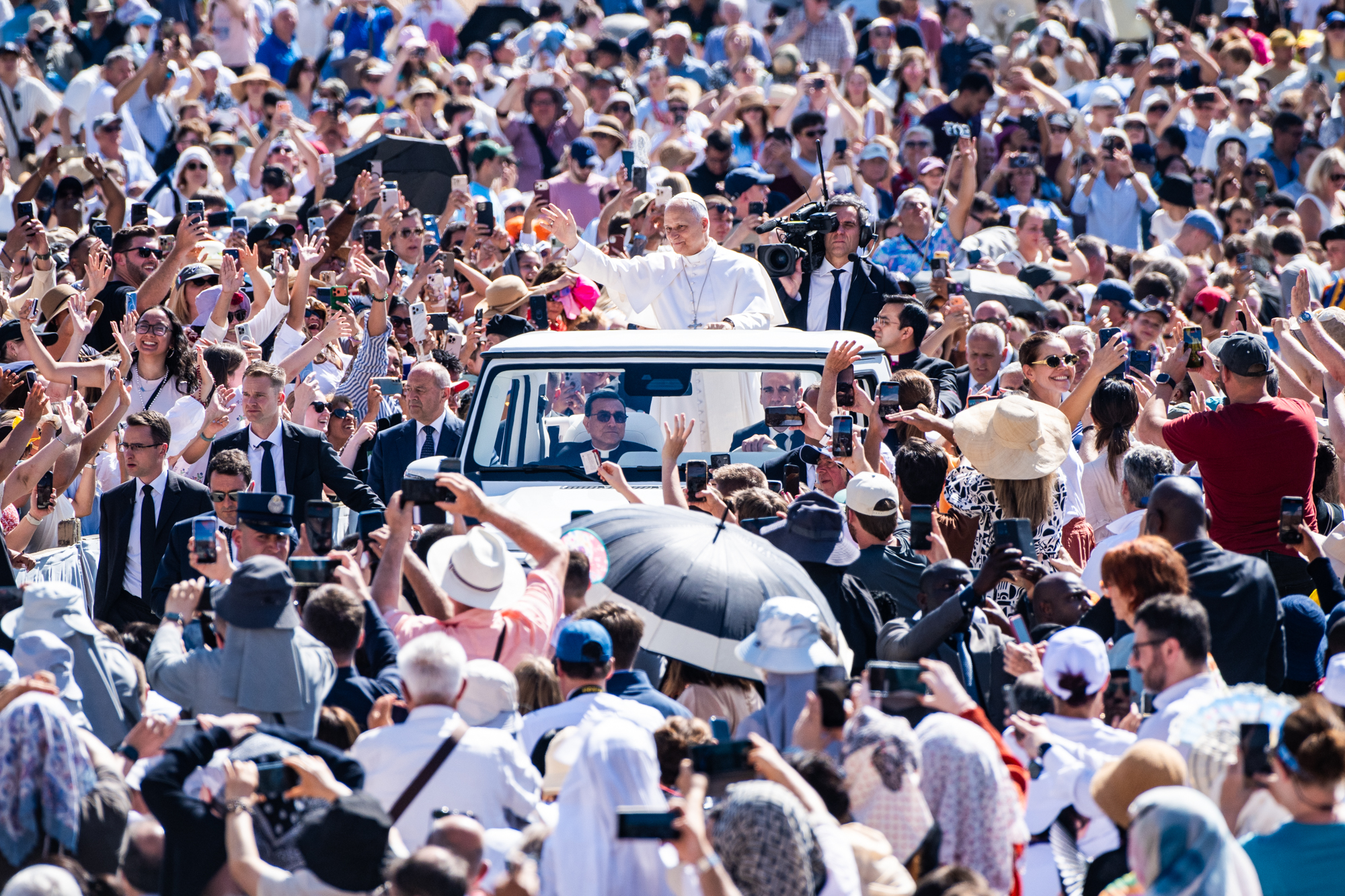 This Week In Photos: Mayor Meets Pope, Family Reunited After ICE Detention And Much More