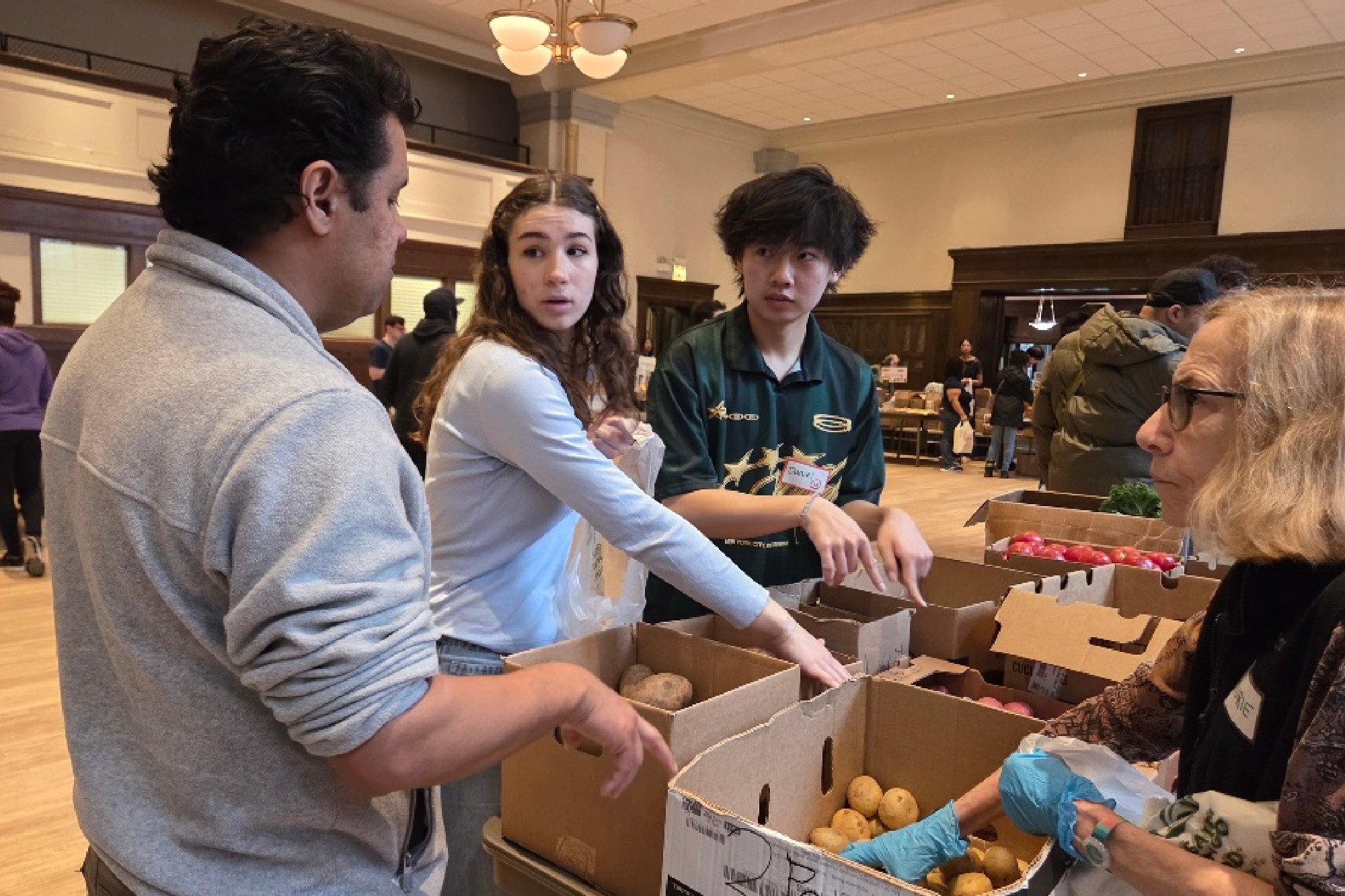 How Hyde Park Teens Are Boosting Food Access For South Siders At A Critical Time